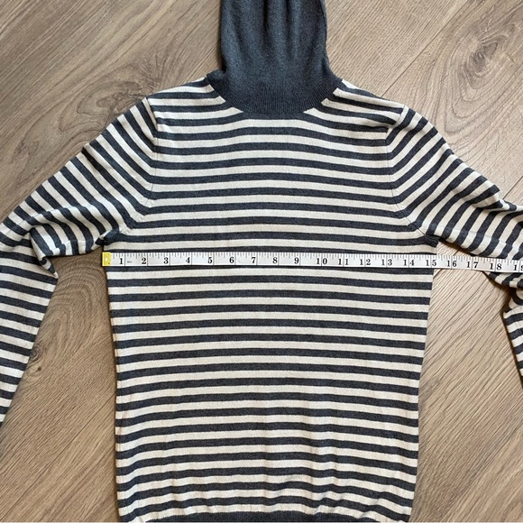 Banana Republic Gray and White Striped Top silk wool cashmere blend EUC size XS - Picture 10 of 10